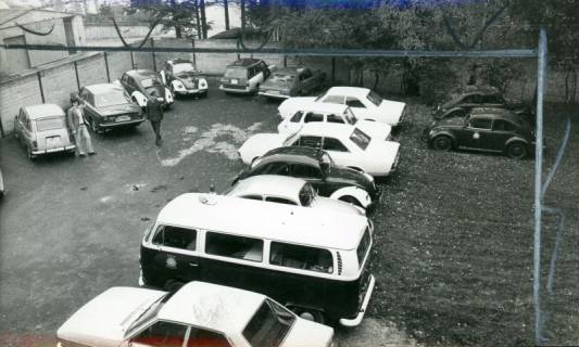 ARH Slg. Bartling 3361, Privat- und Dienstfahrzeuge der Polizei, Blick vom Obergeschoss des Dienstgebäudes auf den Parkplatz, Neustadt a. Rbge., 1973