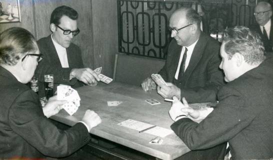 ARH Slg. Bartling 3373, Vier Polizisten in Zivil beim Skatspiel an einem Tisch im Schützenhaus, Neustadt a. Rbge., 1969