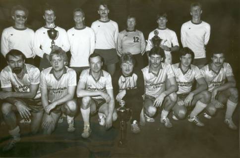 ARH Slg. Bartling 3378, Gruppenbild zweier Handballteams von Polizisten in Sportkleidung mit Pokalen, Neustadt a. Rbge., um 1974