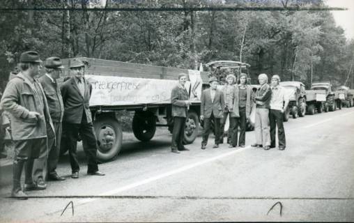 ARH Slg. Bartling 3384, Sammlung der Neustädter Bauern am Dammkrug für eine Trecker-Demonstration zur Fahrt nach Hannover, Neustadt a. Rbge., 1974