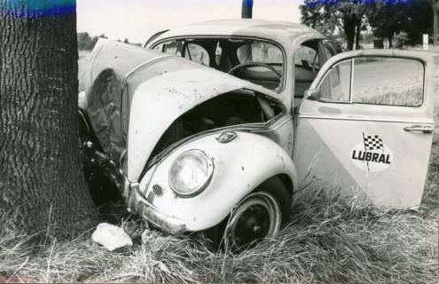 ARH Slg. Bartling 3391, Frontal gegen einen Baum gefahrener VW-Käfer mit geöffneter Fahrertür (mit Aufkleber "Lubral"), Blick von vorn, 1970