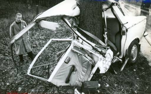 ARH Slg. Bartling 3393, Bei Glatteis von der Straße abgekommener, gegen einen Baum geprallter und völlig zerstörter Fiat 1300, Blick von vorn, 1970