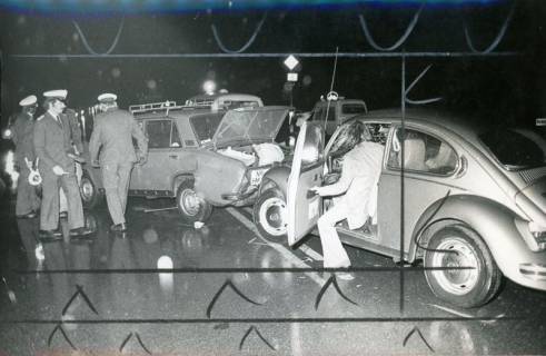 ARH Slg. Bartling 3402, Auffahrunfall bei Glatteis auf der B 6 unter Beteiligung eines VW-Käfers und eines Fiat 1500; Regelung durch die Polizei im Dunkeln, 1973