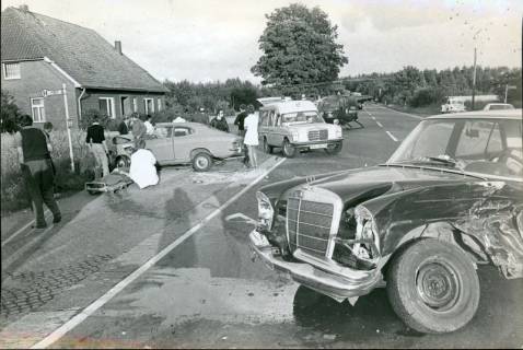 ARH Slg. Bartling 3403, Zwei PKW's (Mercedes und Opel) nach einem Zusammenprall auf der B 6 an der Postbus-Haltestelle vor dem Schneerener Krug; im Hintergrund ein Krankenwagen und ein Rettungshubschrauber, Blick nach Norden, Schneeren, 1974