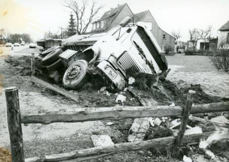 ARH Slg. Bartling 3410, Umgestürztes Mercedes-LKW-Gespann, das sich der Länge nach schräg in den benachbarten Graben "eingepflügt" hat, an der Einmündung der L 192 in die B 6, im Hintergrund die Häuser in Himmelreich, um 1974