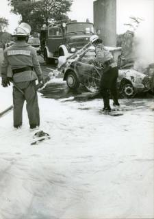 ARH Slg. Bartling 3412, Bekämpfung eines Autobrandes unter einer Brücke mit Löschschaum, um 1974