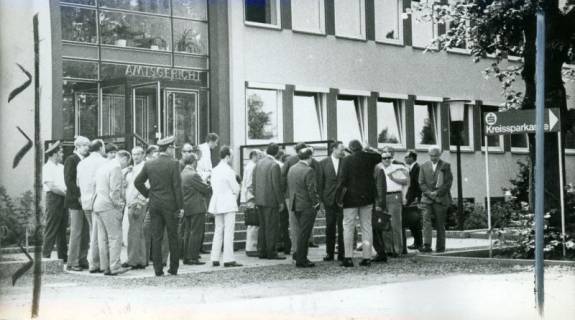 ARH Slg. Bartling 3416, Versammlung zahlreicher Polizisten und Richter vor dem Haupteingang des Amtsgerichts, Neustadt a. Rbge., 1972