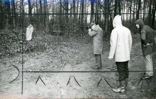 ARH Slg. Bartling 3426, Fotografische Spurensicherung in der Mordsache Schaer auf einem Waldweg am Kiesteich durch drei Männer, Bordenau, 1974