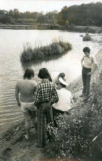 ARH Slg. Bartling 3427, Bergung der Leiche eines Ertrunkenen am Ufer des Kiesteichs durch mehrere Männer (darunter ein Polizist), Poggenhagen, 1974