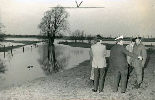 ARH Slg. Bartling 3431, Vier Soldaten und ein Polizist stehend am Ufer der Hochwasser führenden Leine bei der Suche nach einem Ertrunkenen, Neustadt a. Rbge., 1975