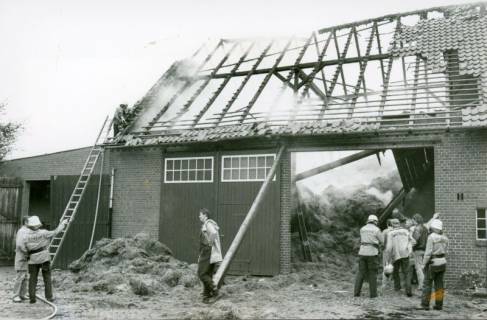 ARH Slg. Bartling 3441, Löscheinsatz beim Brand einer Stroh-Scheune mit abgedecktem Dach, um 1975
