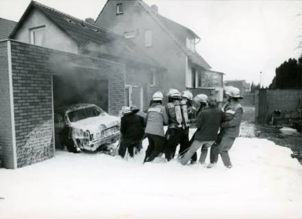 ARH Slg. Bartling 3442, Löscheinsatz mit Schaum beim Brand einer Garage, Herausziehen eines PKWs, Neustadt a. Rbge., um 1975