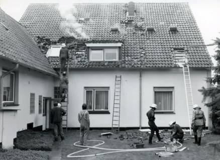 ARH Slg. Bartling 3443, Löscheinsatz bei einem Brand im Dachgeschoss eines Wohnhauses, Neustadt a. Rbge., um 1975