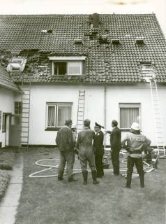 ARH Slg. Bartling 3444, Löscheinsatz bei einem Brand im Dachgeschoss eines Wohnhauses, Neustadt a. Rbge., um 1975