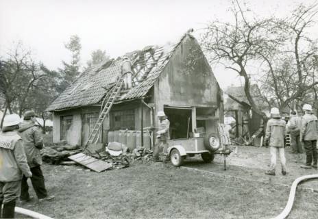 ARH Slg. Bartling 3445, Löscheinsatz beim Brand im Dachgeschoss eines Garagenhauses, Neustadt a. Rbge., um 1975