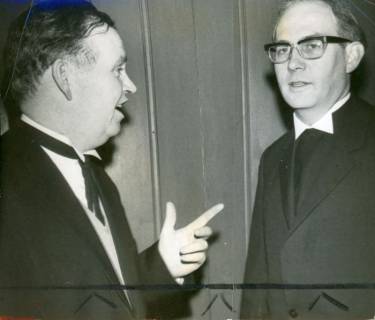 ARH Slg. Bartling 3453, Pastor Helmut Niemeyer und Pastor Wolf-Hermann Sprick beide mit Stehkragen sich gegenüberstehend, Neustadt a. Rbge., 1974