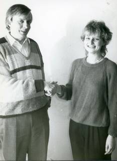 ARH Slg. Bartling 3458, Beglückwünschung einer jungen Frau durch Handschlag von Superintendent Hans Dietrich Tjarks, beide in Zivil sich gegenüberstehend, Neustadt a. Rbge., um 1985