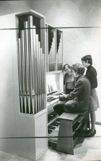 ARH Slg. Bartling 3468, Prospekt und Spieltisch einer Orgel (ohne Pedalregister) mit drei jungen, unbekannten Leuten, Schrägansicht, Standort unbekannt, 1974