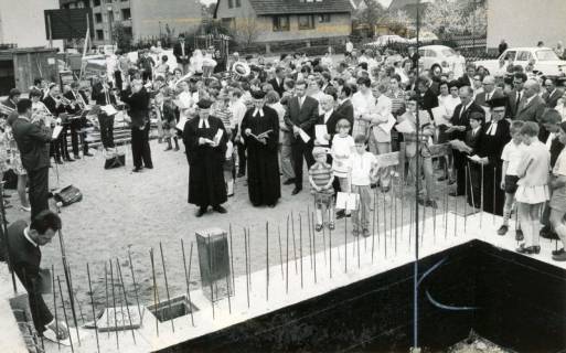 ARH Slg. Bartling 3471, Schatulle auf der armierten Grundmauer bei der Grundsteinlegung der Johannes-Kirche am Wacholderweg 9, Neustadt a. Rbge., 1971