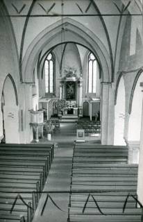 ARH Slg. Bartling 3473, Mittelschiff der Liebfrauenkirche, Blick von Westen nach Osten durch die leere Kirche auf die Apsis mit dem Altar, Neustadt a. Rbge., 1974