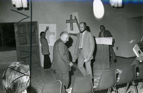 ARH Slg. Bartling 3487, Ev. lutherische Bonifatius-Kirchengemeinde, Vorbereitung einer Veranstaltung im Gemeindesaal, Poggenhagen, 1974