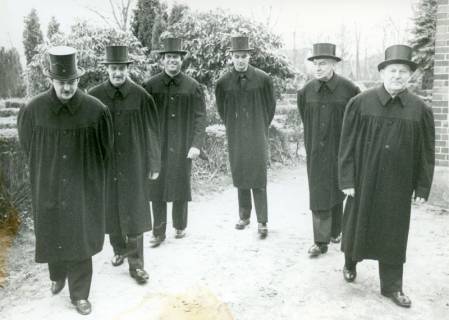 ARH Slg. Bartling 3503, Friedhof Poggenhagen (?), sechs Sargträger mit Zylinder und schwarzem Mantel (ohne Sarg) im Trauermarsch, Poggenhagen, 1976