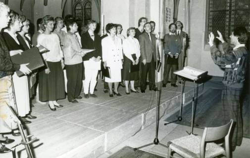 ARH Slg. Bartling 3520, Kantorei in einer Kirche bei der Generalprobe (?) unter der Leitung eines jungen Kantors, um 1970