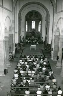 ARH Slg. Bartling 3539, Konzert in einer romanischen Kirche, Blick von der Empore im Westen durch das vollbesetzte Mittelschiff zum Altarraum im Osten, in der Vierung ein schlichter moderner Altartisch, um 1985