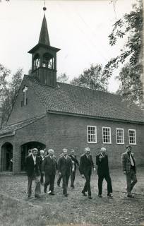 ARH Slg. Bartling 3543, Auszug der Teilnehmer aus der Kapelle beim Kirchenkreistag, Lichtenhorst, 1974