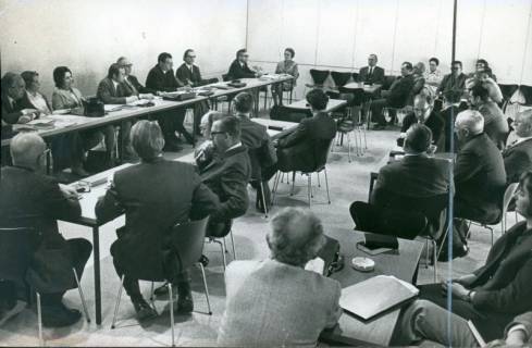 ARH Slg. Bartling 3545, Vollversammlung im Saal beim Kirchenkreistag, Blick über die Teilnehmenden an Tischen sitzend, Neustadt a. Rbge., 1973