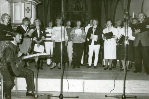 ARH Slg. Bartling 3555, Kum-ba-yah-Chor - gospel & spirituals unter der Leitung von Dietmar Brodkorb (l., mit Gitarre) in der Liebfrauenkirche, Neustadt a. Rbge., um 1985