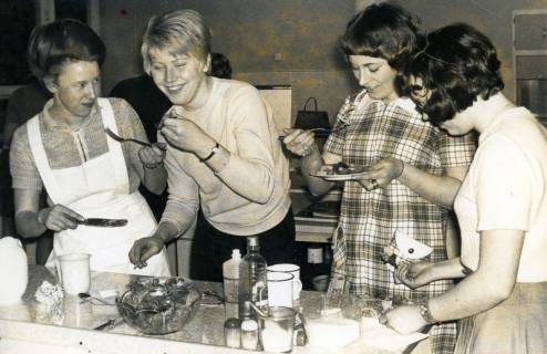 ARH Slg. Bartling 3585, Probieren der unter Leitung der Lehrerin N. N. (l.) von drei Schülerinnen eigenhändig zubereiteten Salate in der Lehrküche der Landwirtschaftlichen Berufsschule, Neustadt a. Rbge., 1970