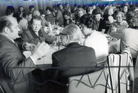 ARH Slg. Bartling 3594, Versammlung der Landfrauen bei Kaffee und Kuchen im Hotel Scheve, links am Tisch sitzend zwei Männer neben Frau Knop, Neustadt a. Rbge., 1973