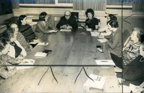 ARH Slg. Bartling 3599, Seminar von um zusammengestellte Tische sitzenden Frauen in der Landwirtschaftlichen Berufsschule, am Kopfende oben Herr N. N. und Erika Künneke, Neustadt a. Rbge., 1972