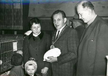 ARH Slg. Bartling 3617, Gruppe von zwei Männern und einer Frau sowie zwei Kindern vor den Drahtkäfigen der Kaninchen-Ausstellung in der Gastwirtschaft Walter Rubrecht, Landwehr 26, Neustadt a. Rbge., 1969