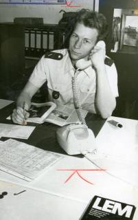 ARH Slg. Bartling 3634, Soldat Lars Martensen, Gefreiter in leichter Sommeruniform am Schreibtisch sitzend und telefonierend, Neustadt a. Rbge., um 1980