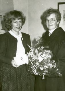 ARH Slg. Bartling 3637, Überreichung eines Blumenstraußes an eine Dame durch Monika Zettlitz, Neustadt a. Rbge., um 1975