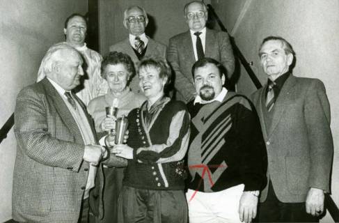 ARH Slg. Bartling 3639, Überreichung von zwei Pokalen an einen siebenköpfigen gemischten Kegelclub (darunter oben links Dieter Herrlich) durch Bürgermeister Henry Hahn (l.), Neustadt a. Rbge., um 1975