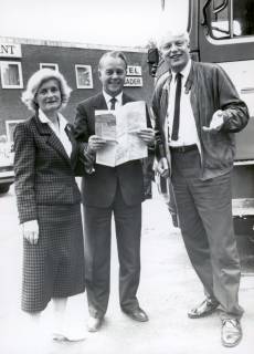 ARH Slg. Bartling 3643, Der Niedersächsische Ministerpräsident Dr. Ernst Albrecht mit Straßenkarte in den Händen, begleitet von seiner Frau Adele (l.) und dem Landtagsabgeordneten N. N., stehend vor dem Hotel und Restaurant Heinrich Schrader an der B 6, Eilvese, um 1980