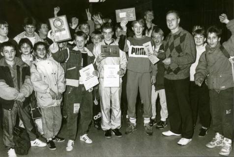ARH Slg. Bartling 3674, Gruppe von sportlichen Realschülern mit Sieger-Urkunden in Begleitung des Sportlehrers N. N., Neustadt a. Rbge., um 1985