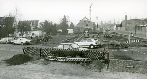ARH Slg. Bartling 3675, Erdarbeiten für einen Parkplatz westlich des Bahnhofs an der Ecke Arnswalder Straße - An der Eisenbahn, Neustadt a. Rbge., um 1985