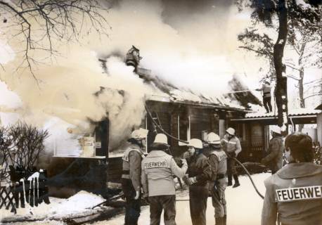 ARH Slg. Bartling 3683, Einsatz der Feuerwehr Neustadt a. Rbge. mit zwei Spritzen beim Brand eines Holzhauses im winterlichen Schnee, um 1985