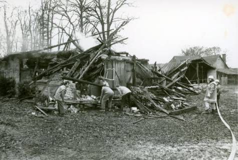 ARH Slg. Bartling 3684, Einsatz der Feuerwehr Neustadt a. Rbge. mit einer Spritze beim Brand eines eingefallenen bäuerlichen Nebengebäudes, um 1985