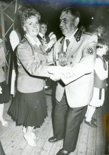 ARH Slg. Bartling 3695, Schützenkönig Günter Reihnhard und Schützenkönigin Monika Habermann (beide mit mit Ehrenkette) beim Ehrentanz im Festzelt, Eilvese, um 1985