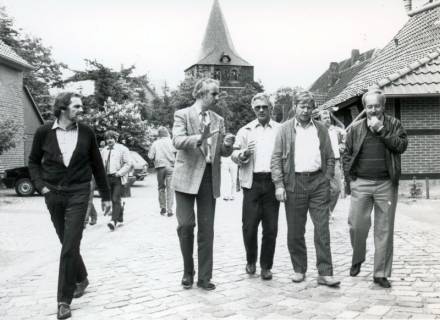 ARH Slg. Bartling 3703, Eine Gruppe von vier Männern bei einer Ortsbegehung auf der St. Osdag-Straße, im Hintergrund der Kirchturm, Mandelsloh, um 1985