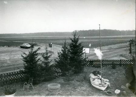 ARH Slg. Bartling 3716, Blick über den Garten des Eckgrundstücks Meerstraße / Lüttjen Mardorf (Nr. 4) nach Norden, um 1980