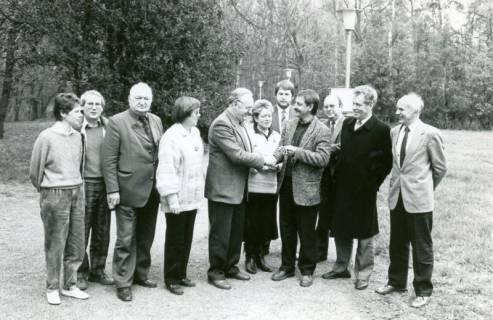 ARH Slg. Bartling 3727, Besuchergruppe mit Bürgermeister Henry Hahn (3. v. l.) auf dem Gelände der Waldbühne, Otternhagen, um 1980