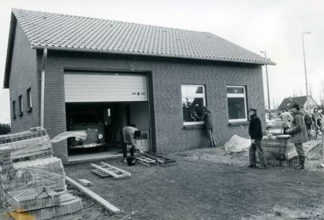 ARH Slg. Bartling 3734, Pflasterung der Einfahrt zum neuen Feuerwehrgerätehaus, Averhoy, um 1980