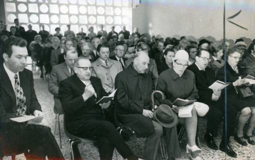 ARH Slg. Bartling 3744, Versammlung in der evangelischen Bonifatius-Kirche, Poggenhagen, 1973