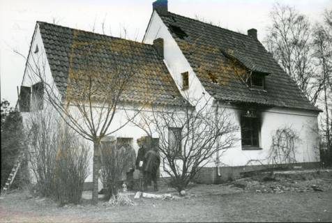 ARH Slg. Bartling 3747, Besichtigung eines Wohnhauses nach einem Brand im neuen Jahr, Poggenhagen, 1974